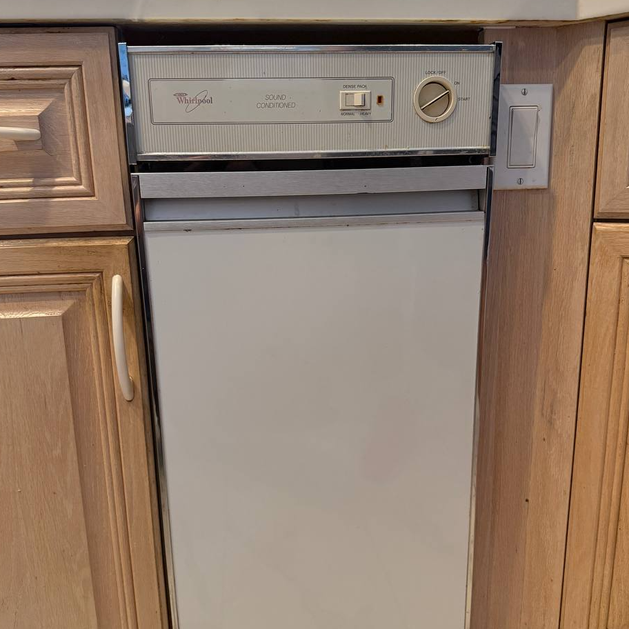 Built-in Whirlpool dishwasher with drying problems in a Fort Lauderdale kitchen
